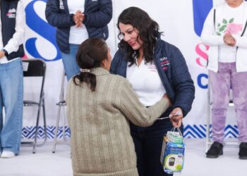 Lupita Cuautle impulsa el autocuidado con entrega de kits de salud