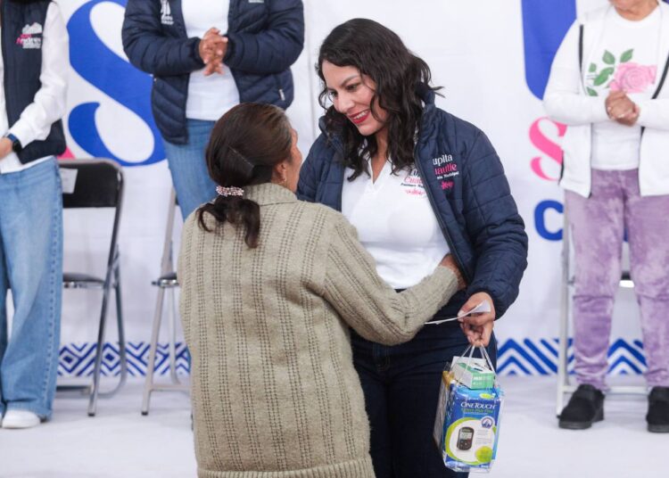 Lupita Cuautle impulsa el autocuidado con entrega de kits de salud