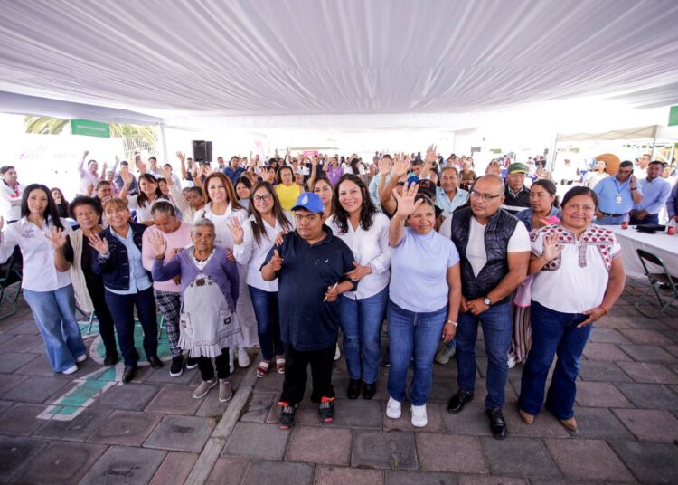 Lleva Lupita Cuautle servicios a San Rafael Comac