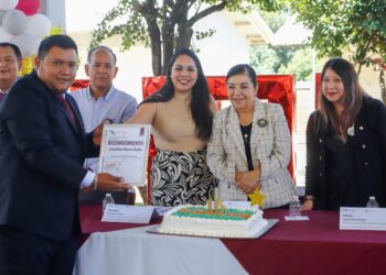 Tonantzin Fernández anuncia pavimentación de la avenida de acceso al CECyTE de Almoloya