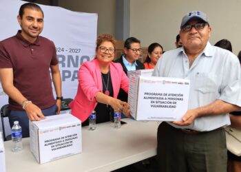 Tere Alfaro entrega despensas a adultos mayores de Cuautlancingo