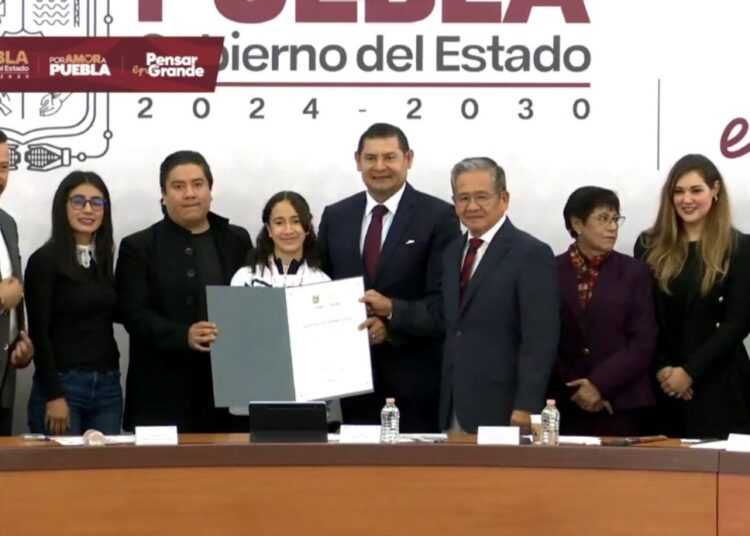 Gobierno de Puebla reconoce a Ana Sofía Roldán, medallista en ON 2025