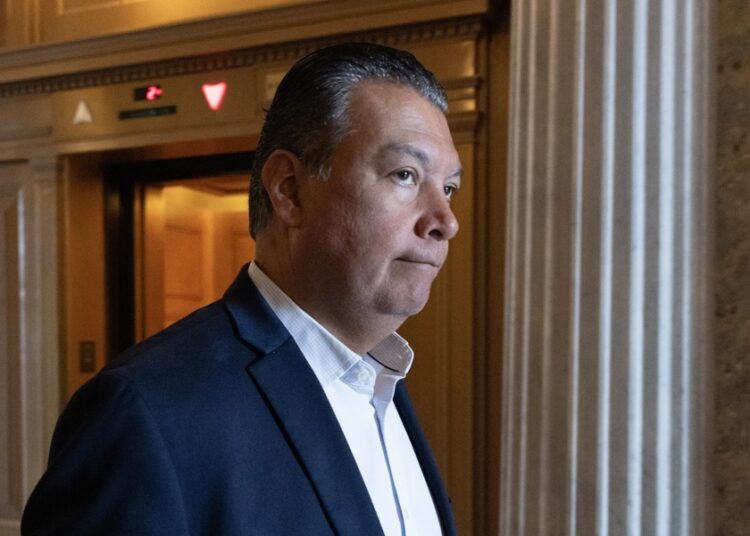 Senador por California es esposado por Gobierno Trump