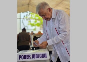 AMLO reaparece para votar en elección judicial que impulsó