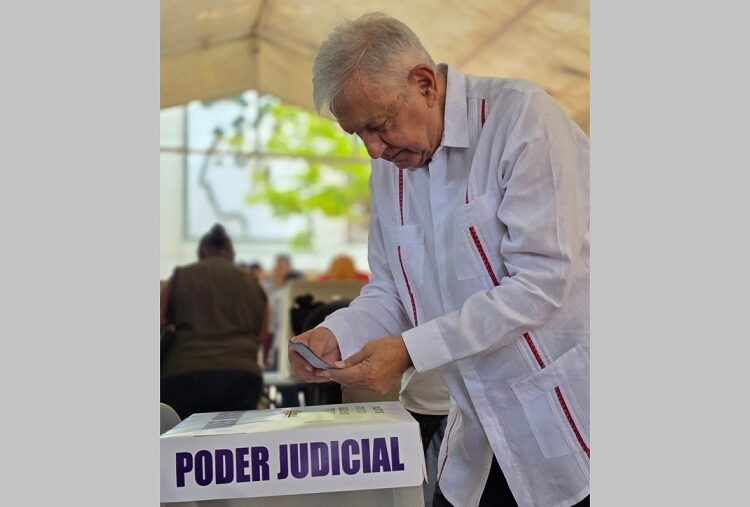 AMLO reaparece para votar en elección judicial que impulsó