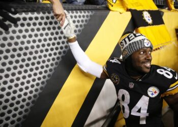 Antonio Brown, excampeón de la NFL, es buscado por intento de asesinato