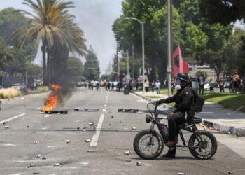 Protesta contra agentes de Inmigración crece en Los Ángeles