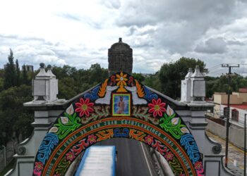 Histórica la colocación de arco floral en el Puente de México previo: Omar Muñoz