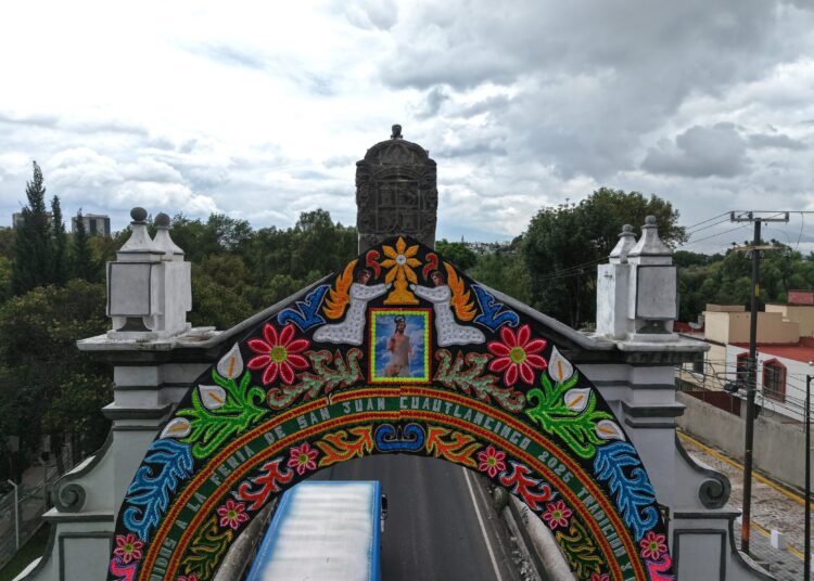 Histórica la colocación de arco floral en el Puente de México previo: Omar Muñoz