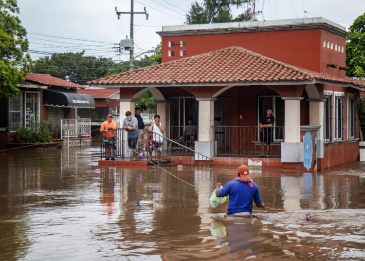 ‘Erick’ deja fuertes lluvias en el sur de México