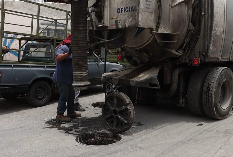 Omar Muñoz supervisa labores de desazolve en Cuautlancingo