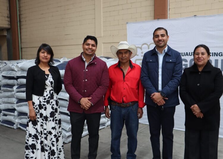 Omar Muñoz entrega fertilizante a productores de San Lorenzo Almecatla