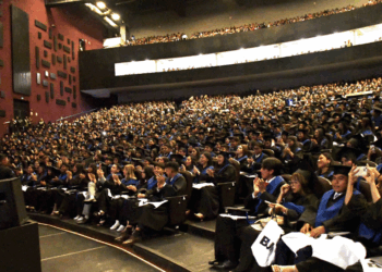 Lilia Cedillo preside graduación de egresados de las preparatorias