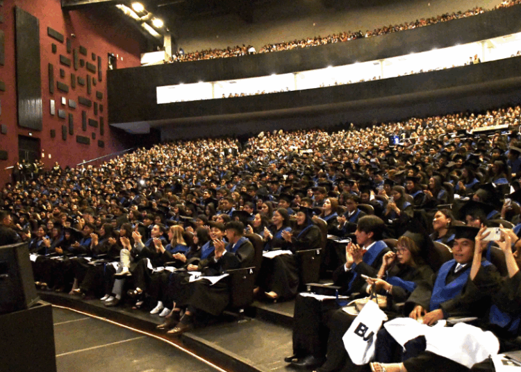 Lilia Cedillo preside graduación de egresados de las preparatorias