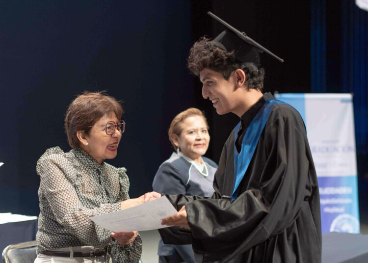 Concluyen sus estudios 745 alumnos de la Prepa 2 de Octubre