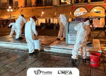 Personal de OOSL limpia contenedores soterrados en el zócalo
