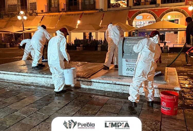 Personal de OOSL limpia contenedores soterrados en el zócalo
