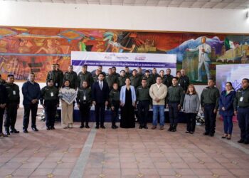Lupita Cuautle entrega uniformes a miembros de la Guardia Ciudadana