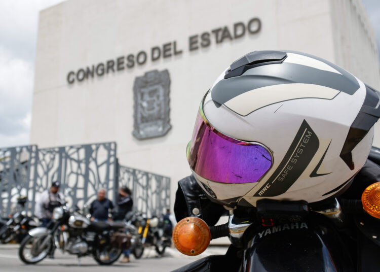 Diputados retirarán de la reforma obligación de portar placa de una moto