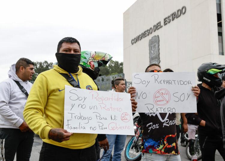 Motociclistas repartidores exigen que la regulación “pareja” y se aplique a los bikers
