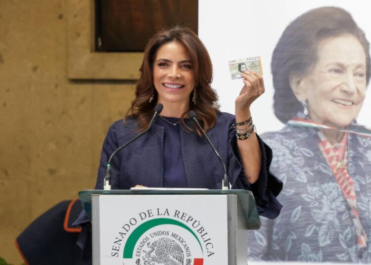 Con billete conmemorativo de LN rinden homenaje a Ifigenia Martínez