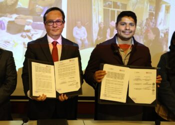 Firma Omar Muñoz convenio de colaboración con la UPAEP