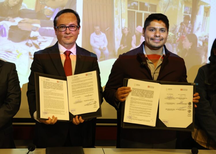 Firma Omar Muñoz convenio de colaboración con la UPAEP
