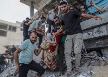 Ataque israelí contra desplazados en el sur de Gaza deja al menos 16 muertos