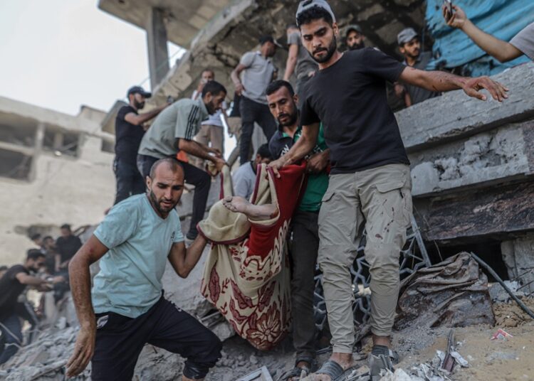 Ataque israelí contra desplazados en el sur de Gaza deja al menos 16 muertos