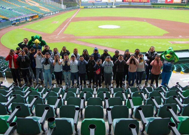 Pericos de Puebla imparten clínica deportiva a menores del Centro de Día