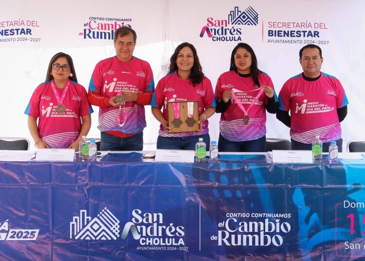 Presentan playera y medalla del Medio Maratón del Día del Papá