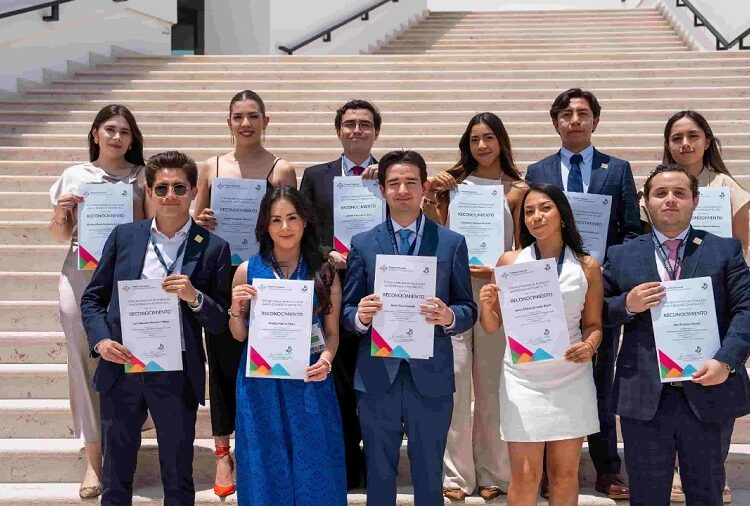 Estudiantes Anáhuac Puebla reciben Premio Ceneval por excelencia académica