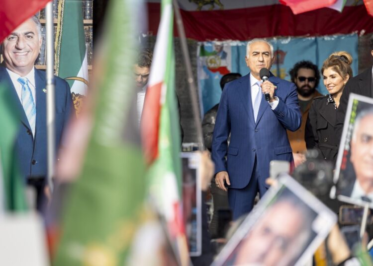 Hijo del sah de Irán se propone para liderar una transición pacífica y democrática