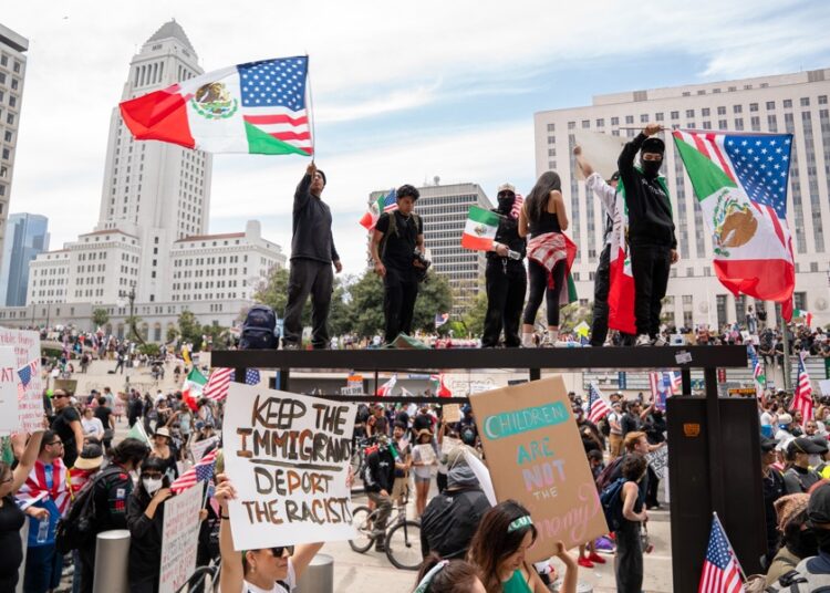 Miles de personas protestan contra Trump en Los Ángeles