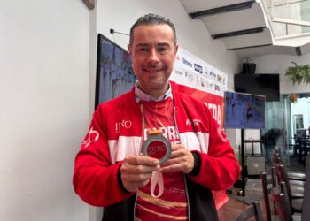 Presentan medalla y playera conmemorativa de la Carrera IBERO 2025