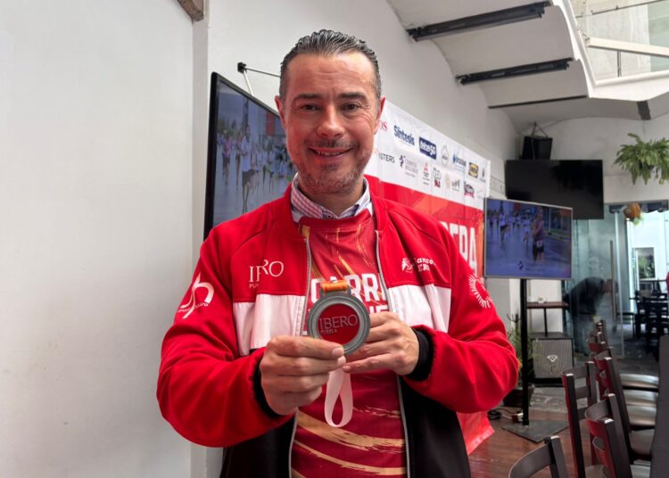 Presentan medalla y playera conmemorativa de la Carrera IBERO 2025