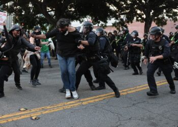 Cerca de 300 migrantes han sido detenidos en redadas en Los Ángeles