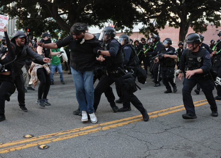 Cerca de 300 migrantes han sido detenidos en redadas en Los Ángeles