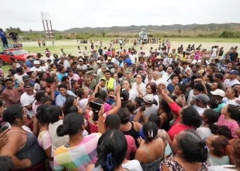 «Siempre vamos a estar cerca de la gente, nunca los vamos a dejar»: Claudia Sheinbaum supervisa comunidades de Oaxaca afectadas por huracán Erick
