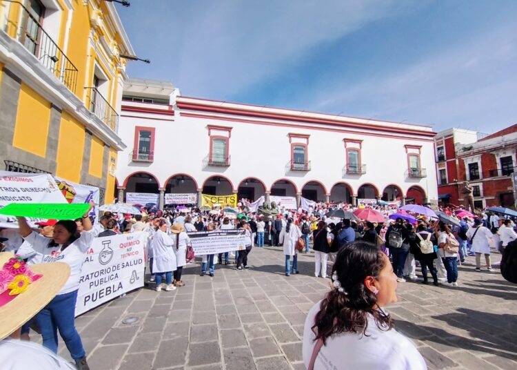 Armenta dialoga con trabajadores de la salud
