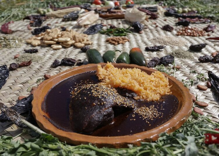 Proyectan 2 mdp de derrama económica en Feria del Mole en San Lucas Atzala