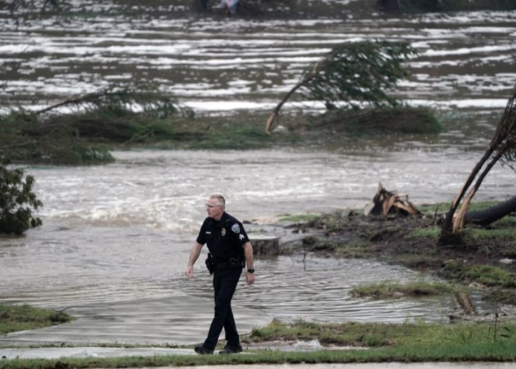 Inundaciones en Texas dejan ya 32 víctimas mortales