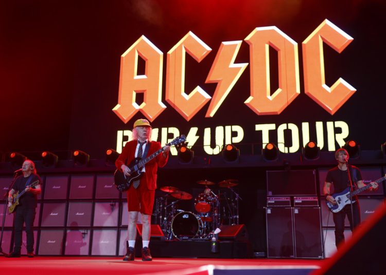 Rayo de AC/DC incendia Madrid, una vez más