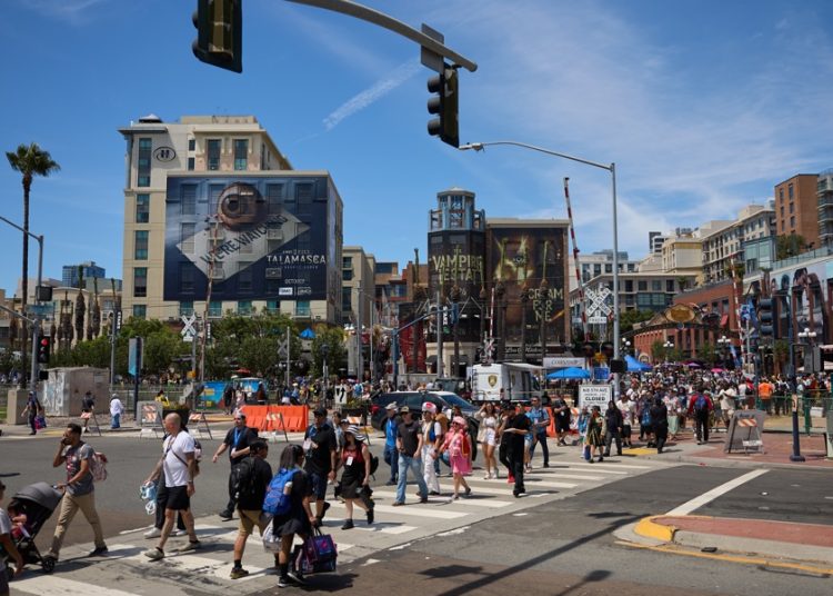 ‘Resident Alien’ se despide en la Comic-Con de San Diego