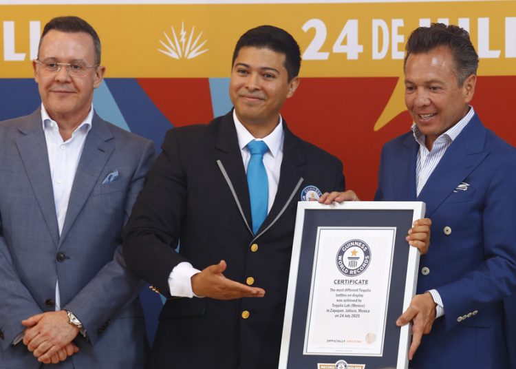 Imponen en Jalisco Récord Guinness al reunir 3 199 botellas de tequila