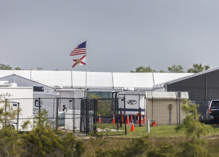 Jueces piden a EE.UU., y Florida información sobre Alligator Alcatraz