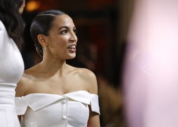 Ocasio-Cortez violó las reglas al aceptar regalos en la Met
