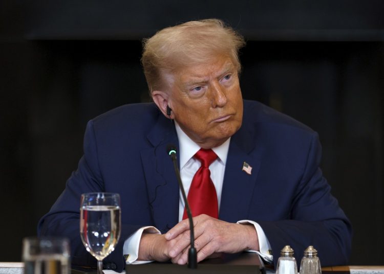 Trump termina con fondos públicos para indocumentados