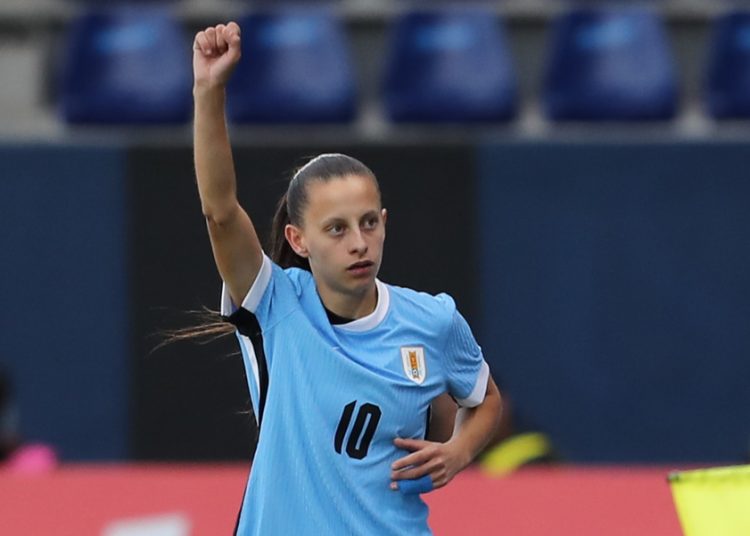 Uruguay deja cerca de la eliminación a Perú