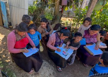 Jóvenes tzotziles alfabetizan a adultos mayores en Chiapas